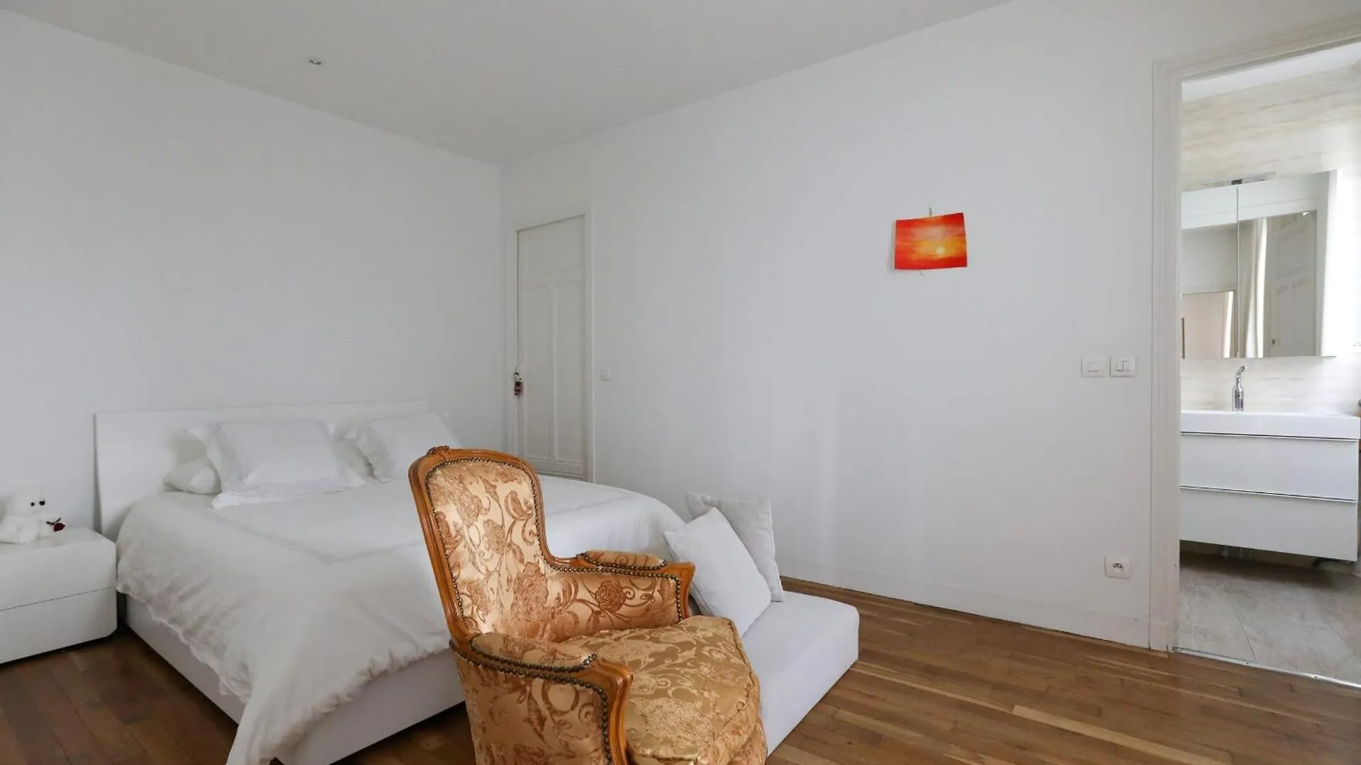 Bright Apartment For 4 With Balcony Paris